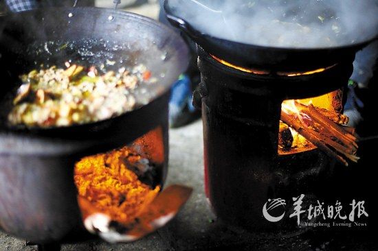 　　吃幾頓土家飯,喝幾杯土家酒,嘗幾塊土家肉。