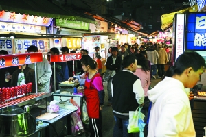 　　品味臺(tái)灣,又怎能錯(cuò)過(guò)那些親民夜市。