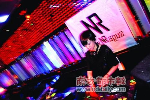　　在戶外聽電子音樂(lè)與在夜店聽的感覺肯定不同