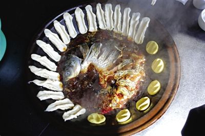 黃驊鍋灶魚，將海魚與面食相互搭配。農(nóng)業(yè)與漁業(yè)、土地與海洋，在這里構(gòu)成了微妙的平衡。