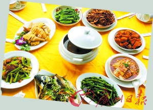 在封開品嘗各地美食,大飽口福。