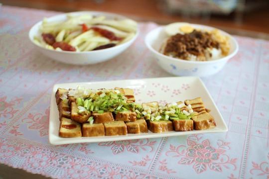 　　對(duì)于一碗鹵肉飯來說,完全不需要濃墨重彩的配其他煎炸食物,只需要搭上清爽的豆干、爽口的蘿卜即可。