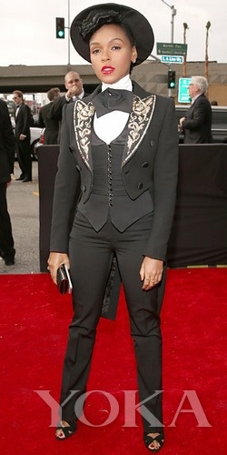  Janelle Monae這身跟去年的打扮差不多，爵士名伶的標(biāo)配嗎