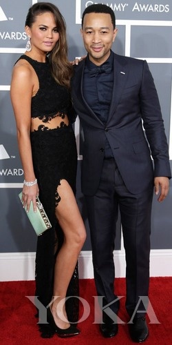 約翰·傳奇和女友Chrissy Teigen，Chrissy身穿Joy Cioci