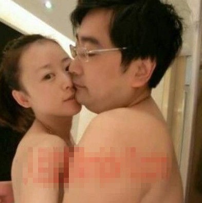 女主播紀(jì)某與國(guó)家檔案局官員范某。