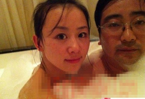 女主播紀(jì)某與國(guó)家檔案局官員范某。