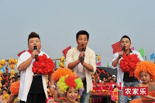 央視7套《鄉(xiāng)村大世界》節(jié)目主持人，左一為劉剛