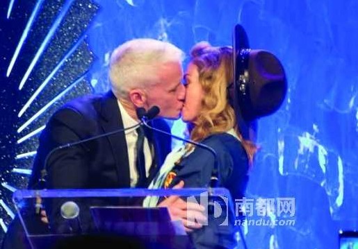16日，麥當(dāng)娜在紐約舉行的第24屆同志媒體獎(jiǎng)?lì)C獎(jiǎng)禮上，頒獎(jiǎng)給美國(guó)CNN主播安德森-庫(kù)珀，獲對(duì)方獻(xiàn)吻