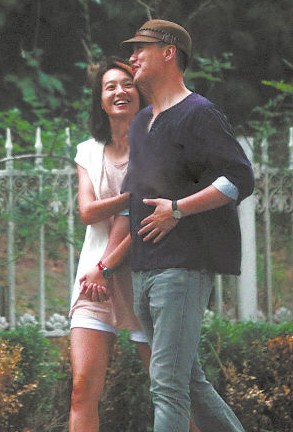 朱丹與神秘男友牽手亮相。