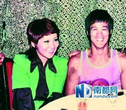 從當(dāng)時拍到的很多李小龍和丁佩一起的照片中可以看到，她和李小龍的發(fā)型是一樣的。
