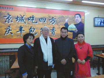 吳頌今（左二）、王樹才（左三）、談芳兵（右一）與店長合影。