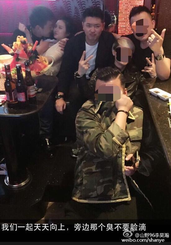 田源朋友辟謠稱左側(cè)抱著女子親吻的是田源的發(fā)小，女子的男友。