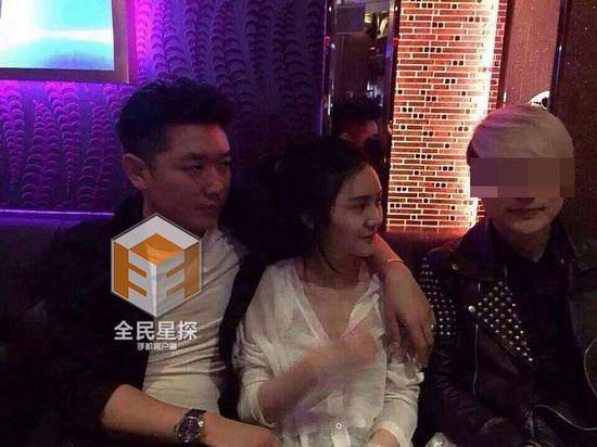 田源摟著激吻門(mén)女主，自稱是在勸架