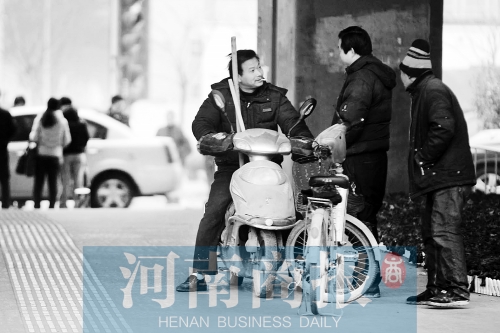 想讓農(nóng)民工安定下來，城市要給他們相應的福利待遇，還有家的感覺