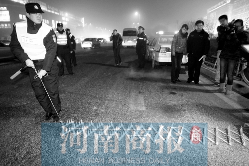 特警隊(duì)員在清查中使用阻車釘，應(yīng)對(duì)惡意闖崗或攔截駕車逃竄行為 河南商報(bào)記者 王春勝/攝