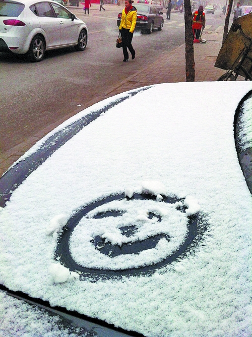 一月十五日上午，有汽車披著一身的雪裝，從經(jīng)開區(qū)回到市區(qū)。