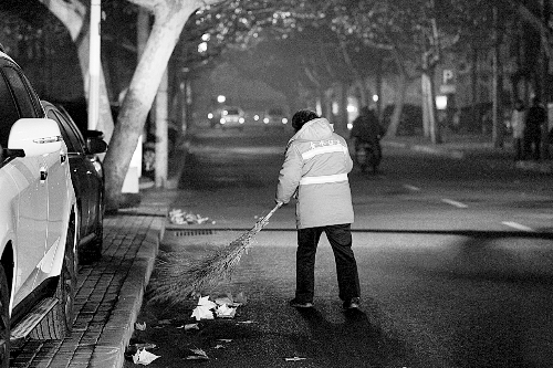 清晨六點，鄭州市經七路，一名環(huán)衛(wèi)工開始了一天的工作。