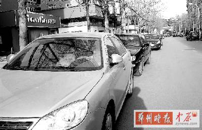 友愛路，路邊停了一排車，本來不寬的路就變得更窄了。