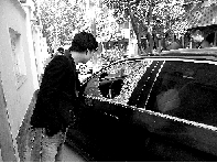 有個(gè)人晃了一圈后，寶馬、現(xiàn)代、越野的車窗都“長”出大窟窿