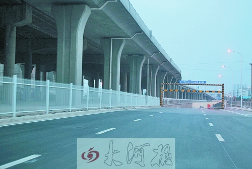 下穿隧道限高3米，不影響公交車通行。