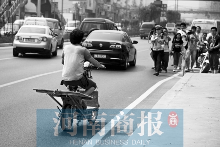 剛駛出隧道口，騎電動(dòng)車的他被交警攔下 邱曉峰/攝