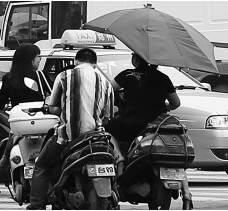 昨日，鄭州市鄭州花園路與農(nóng)業(yè)路交叉口，電動(dòng)車(chē)裝傘埋下安全隱患