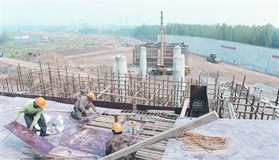 中原西路西南繞城高速公路互通式立交項目已完成總工程量的35%。