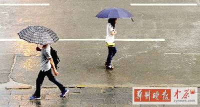 昨天傍晚，市民在雨中行走。
