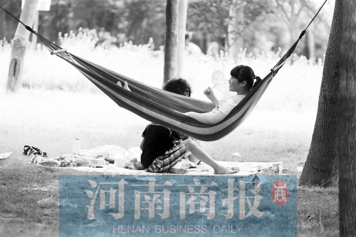 天又熱了起來(lái)，外出游玩，記得防曬哦 記者 趙卓/攝　
