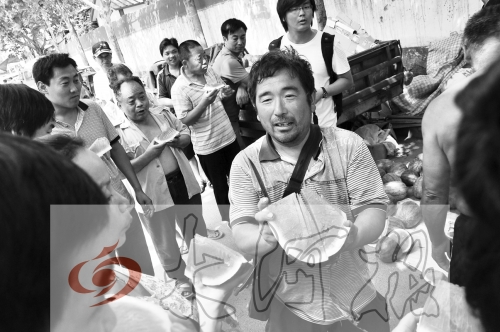 為了表示感謝，陳小立切西瓜分給大家吃。