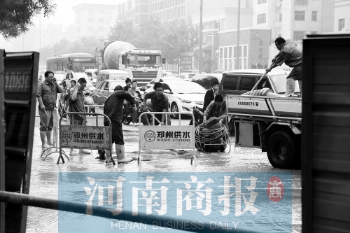 工作人員正在搶修，預計今晚能恢復供水