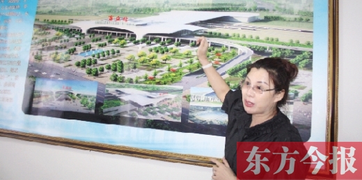 梁園區(qū)高鐵建設指揮部常務副指揮長、梁園區(qū)委副書記杜麗亞向記者介紹高鐵站效果圖
