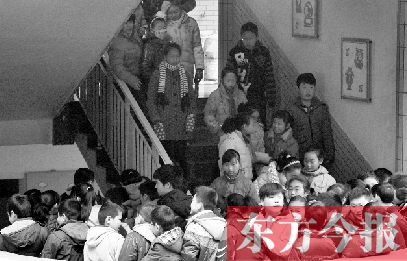 　某小學的學生走下樓梯放學。
