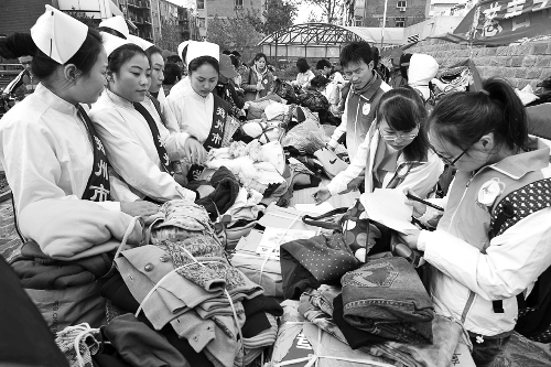 鄭州慈善志愿者暖冬行動(dòng)啟動(dòng)，志愿者將把閑置衣物送給需要的人。