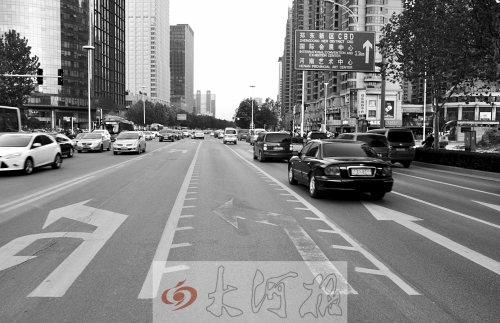 這條畫有多條短斜線的車道就是可變車道，視車流量大小而定，直行車輛多時它是一個直行車道，左轉車輛多時它