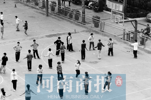 　有學(xué)校擔心,個人進校園鍛煉,安全隱患大