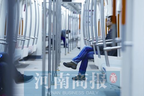 倆小時(shí)不出地鐵站，要按全程收費(fèi) 王春勝/攝
