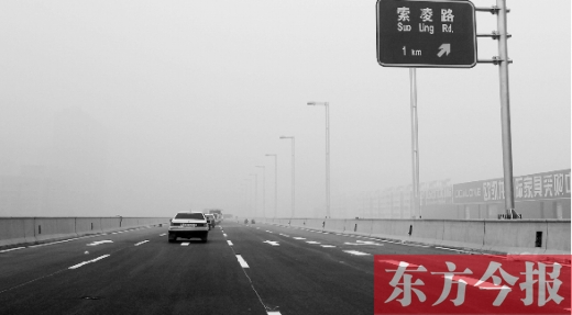 昨天上午，東方今報(bào)記者跟隨鄭州市交巡警部門，提前探路已具備通車條件的鄭州市三環(huán)快速路