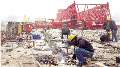 正在建設(shè)的鄭登快速通道跨南四環(huán)大橋。