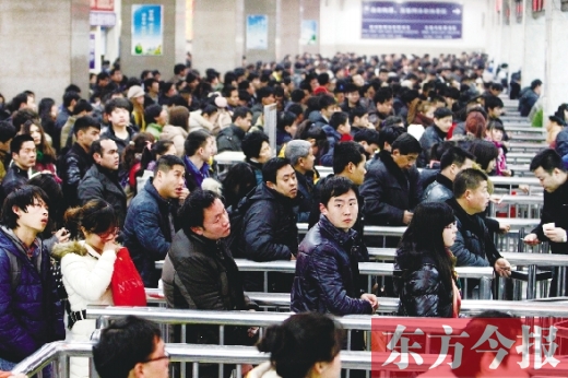 鄭州火車站迎來(lái)節(jié)后最后一波客流高峰。昨日，售票廳內(nèi)人頭攢動(dòng)