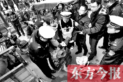 面對(duì)要暫扣的非機(jī)動(dòng)車，看車人急了