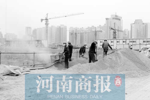 緯二路與東明路交叉口附近，一處工地上塵土飛揚(yáng) 記者 鄧萬(wàn)里/攝