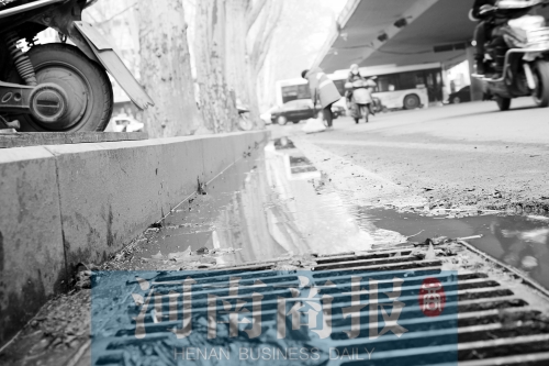 現(xiàn)場，污水流到了機動車道上