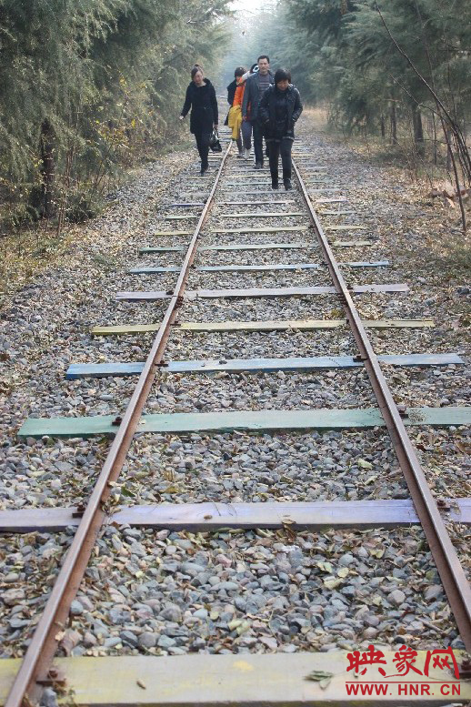 景區(qū)保留下來的火車道，下面的木基被染成了五顏六色