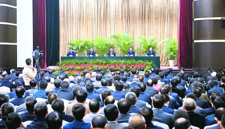 昨日，全市領(lǐng)導(dǎo)干部大會(huì)在渝州賓館舉行。 重慶日?qǐng)?bào)圖