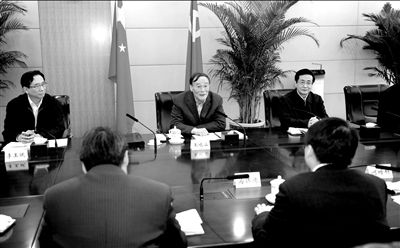 11月30日，中共中央政治局常委、中央紀委書記王岐山在北京主持召開座談會，聽取專家學者對黨風廉政建設和反腐敗工作的意見和建議。新華社發(fā)