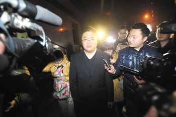 1月15日，重慶，庭審結(jié)束，張貴英的辯護(hù)律師接受媒體采訪。