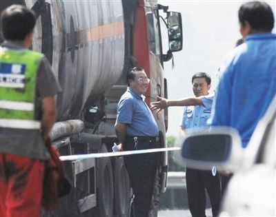 陜西“表哥”楊達才在車禍現場。資料圖