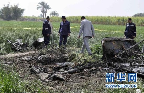2月26日，在埃及旅游城市盧克索附近，警察和救援人員在發(fā)生熱氣球爆炸事故的現(xiàn)場(chǎng)查看熱氣球殘骸。