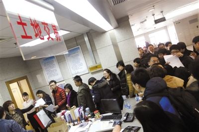 2月28日，北京市土地交易市場，各房地產(chǎn)企業(yè)代表準(zhǔn)備競拍房山、大興、朝陽的13塊土地。